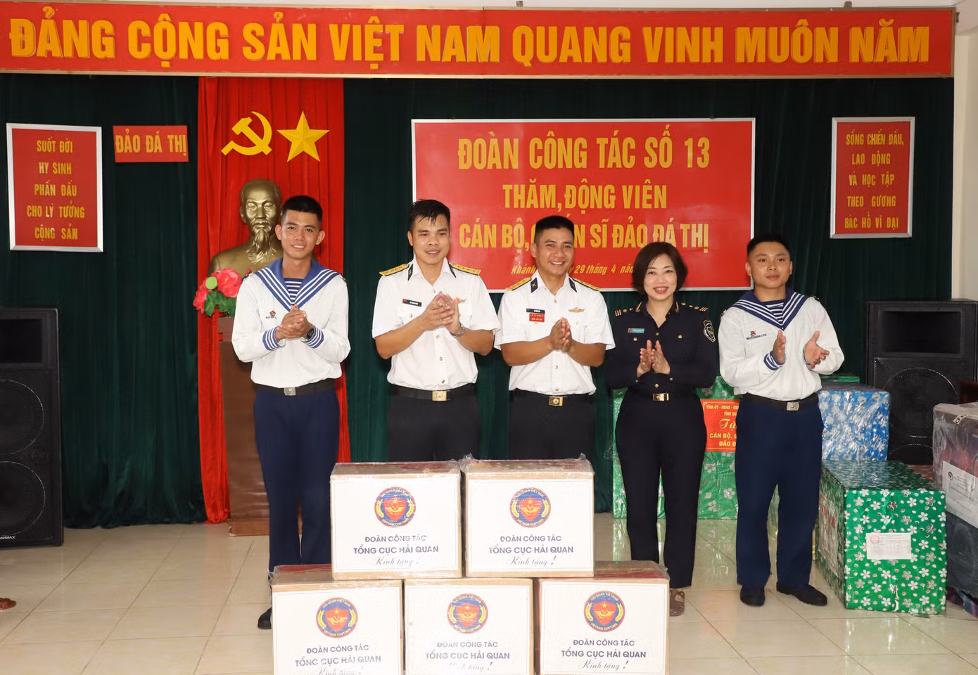 Đại diện các cơ quan, doanh nghiệp tặng quà động viên cán bộ, chiến sĩ đảo Đá Thị.