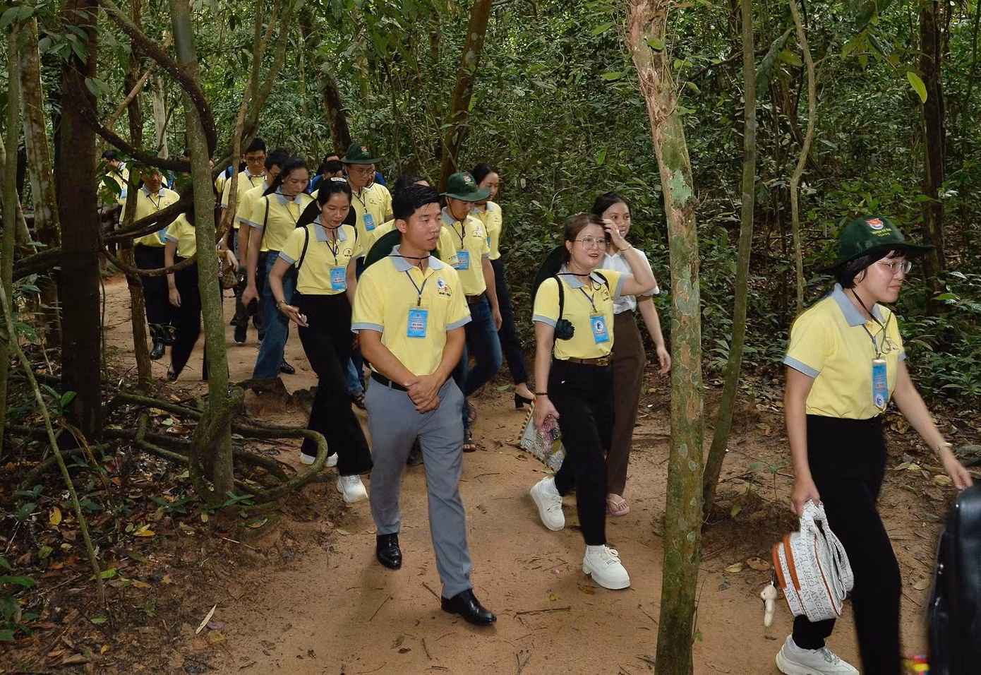 Trước đó, các đại biểu cũng có chuyến tham quan Khu di tích lịch sử địa đạo Củ Chi. Trước đó, các đại biểu cũng có chuyến tham quan Khu di tích lịch sử địa đạo Củ Chi.