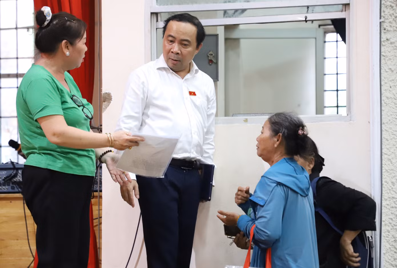 Bà con cử tri gửi gắm đơn thư với ĐBQH Vũ Hải Quân. Ảnh: Ngô Tùng.