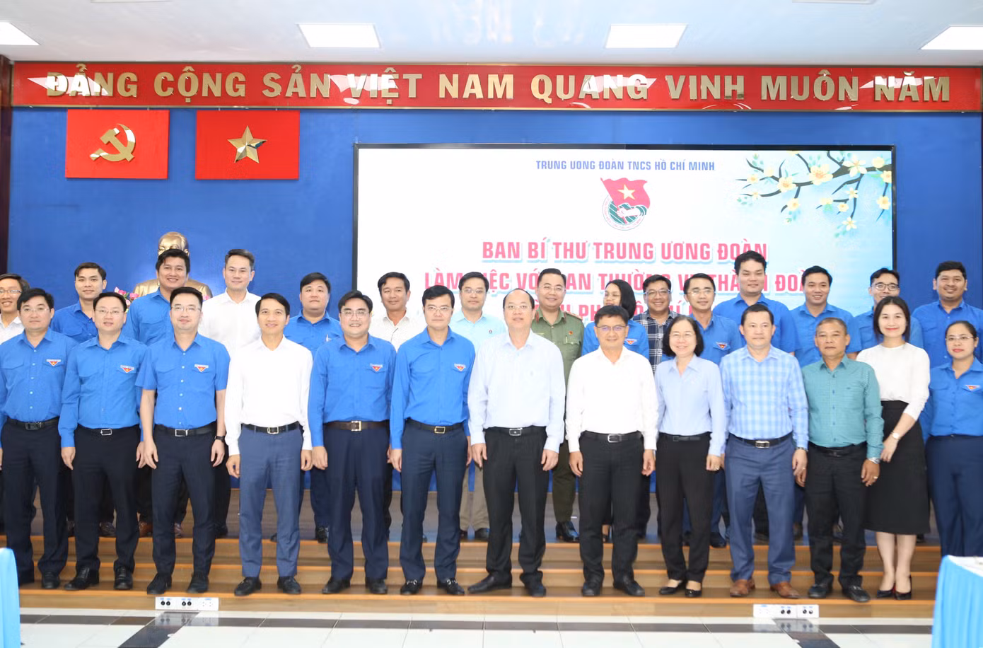 Lãnh đạo T.Ư Đoàn, Thành ủy TPHCM lưu niệm với Ban Thường vụ Thành Đoàn TPHCM tại buổi làm việc. Ảnh: Ngô Tùng