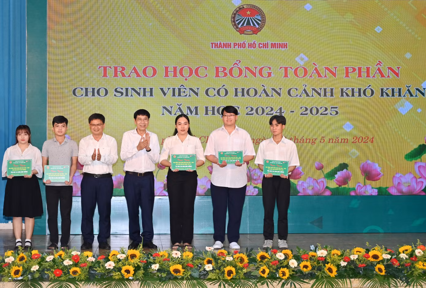 Dịp này, Hội Nông dân TPHCM trao tặng học bổng toàn phần cho 14 em sinh viên có hoàn cảnh khó khăn. Ảnh: Quốc Thanh