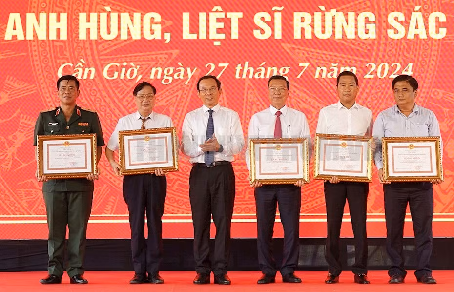 Bí thư Thành ủy TPHCM Nguyễn Văn Nên tặng bằng khen cho các tập thể có đóng góp tiêu biểu.