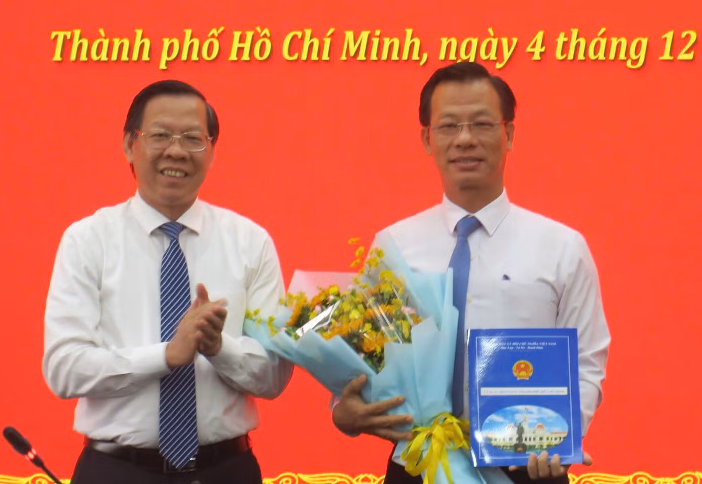 Chủ tịch UBND TPHCM Phan Văn Mãi trao quyết định cho ông Đậu An Phúc. Ảnh: CTV