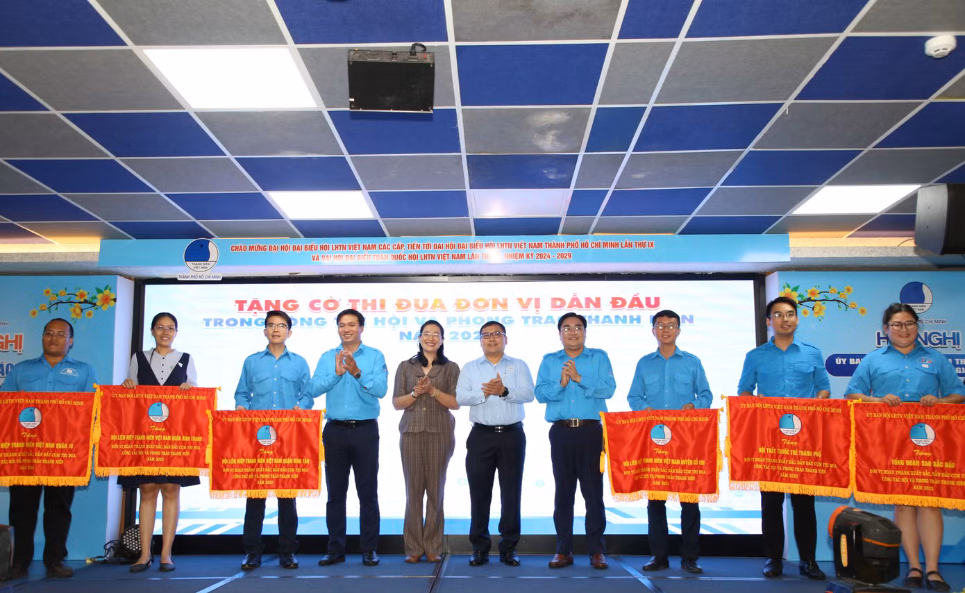 Hội LHTN Việt Nam TPHCM trao cờ cho các đơn vị hoàn thành xuất sắc, dẫn đầu cụm thi đua công tác Hội và phong trào thanh niên năm 2023.