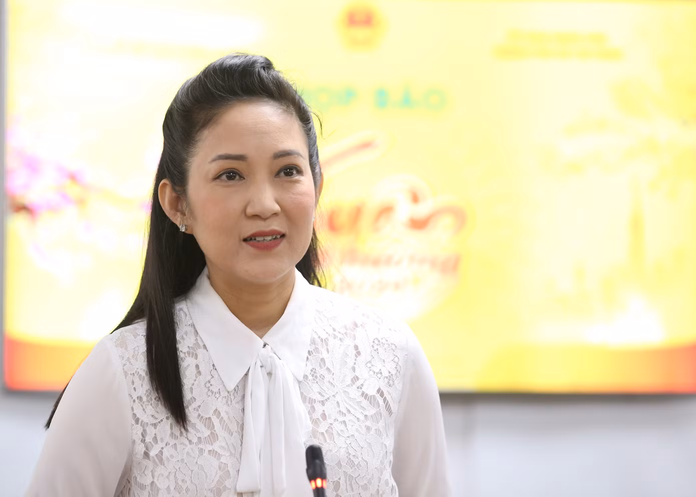 NSND Thanh Thúy, Phó giám đốc Sở Văn hóa và Thể thao TPHCM thông tin tại buổi họp. Ảnh: Ngô Tùng
