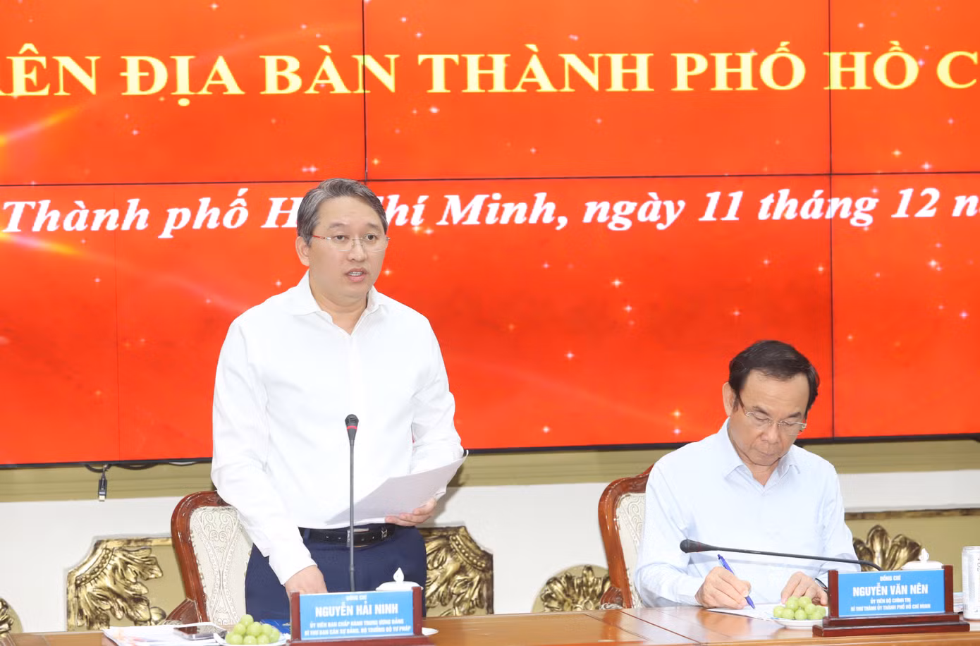 Bộ trưởng Bộ Tư pháp Nguyễn Hải Ninh trao đổi tại buổi làm việc. Ảnh: Ngô Tùng