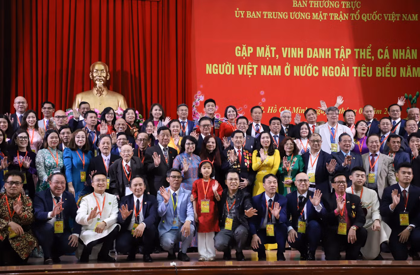 Vui mừng có dịp tụ hội tại quê hương trong dịp Tết Nguyên đán. Ảnh: Ngô Tùng