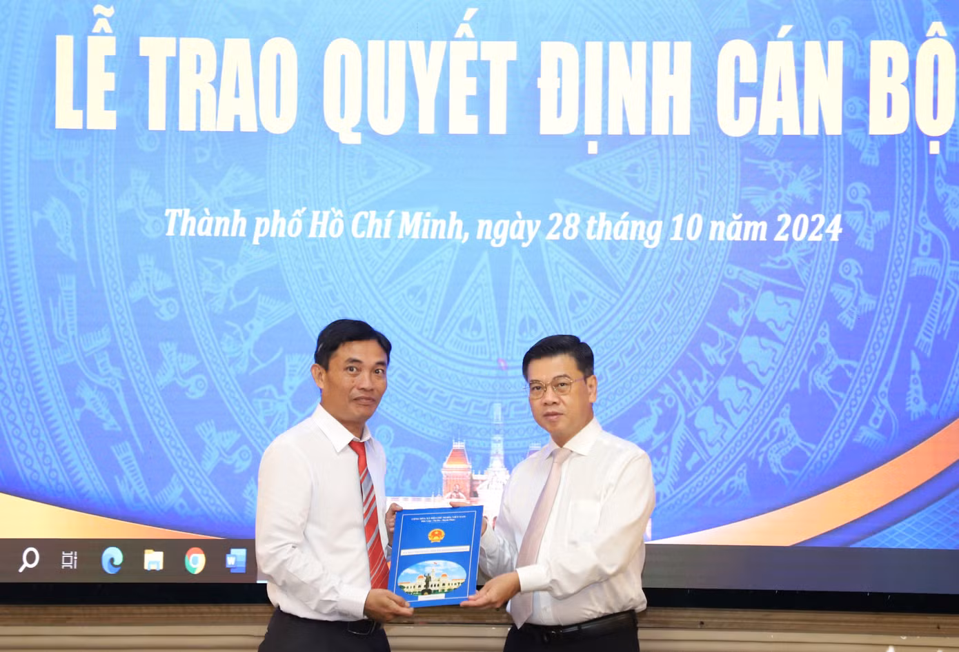 Phó Chủ tịch UBND TPHCM Nguyễn Văn Dũng cho ông Đỗ Tấn Trúc. Ảnh: Ngô Tùng