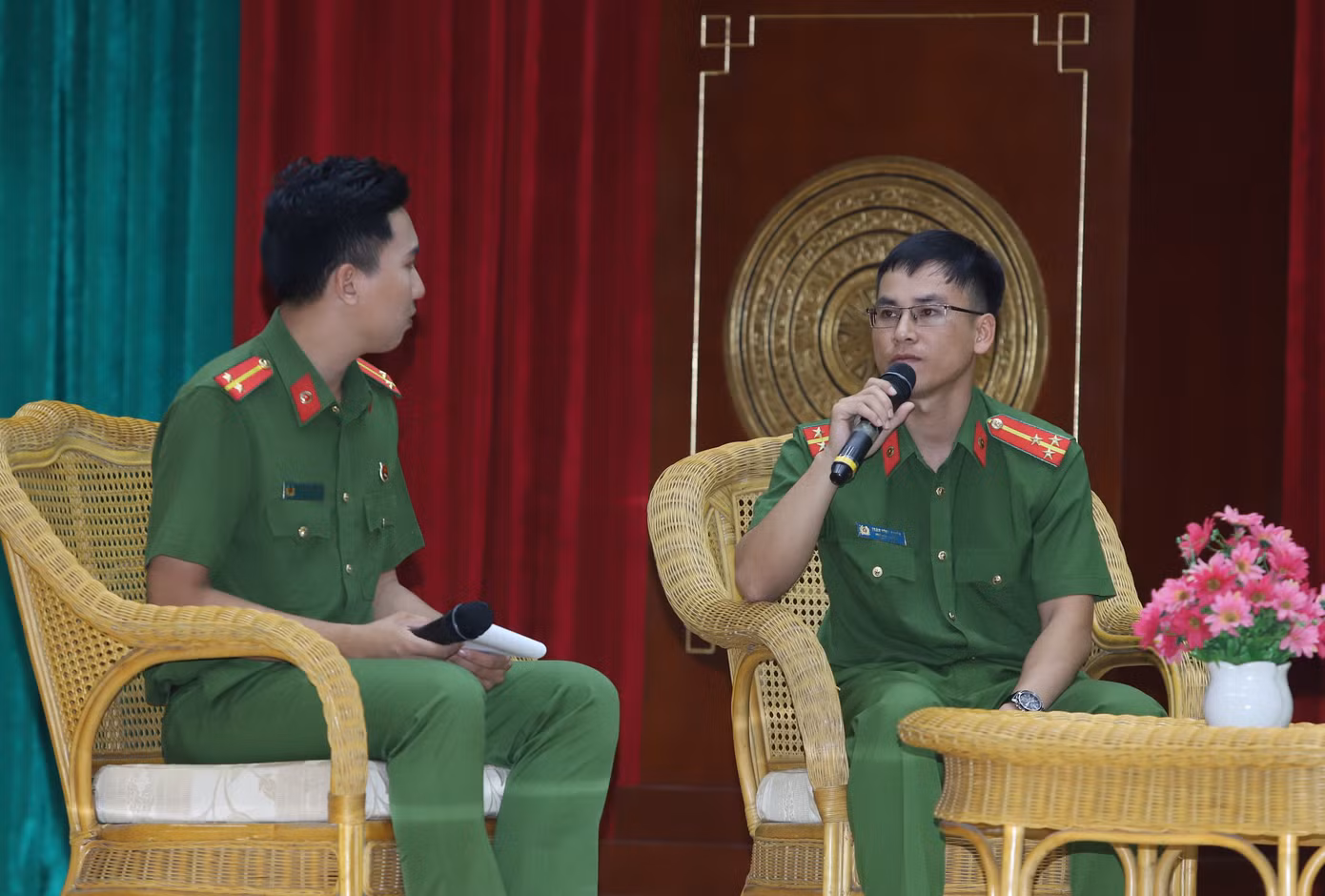 Thượng úy Trần Vĩnh Chiến chia sẻ tại buổi sinh hoạt.
