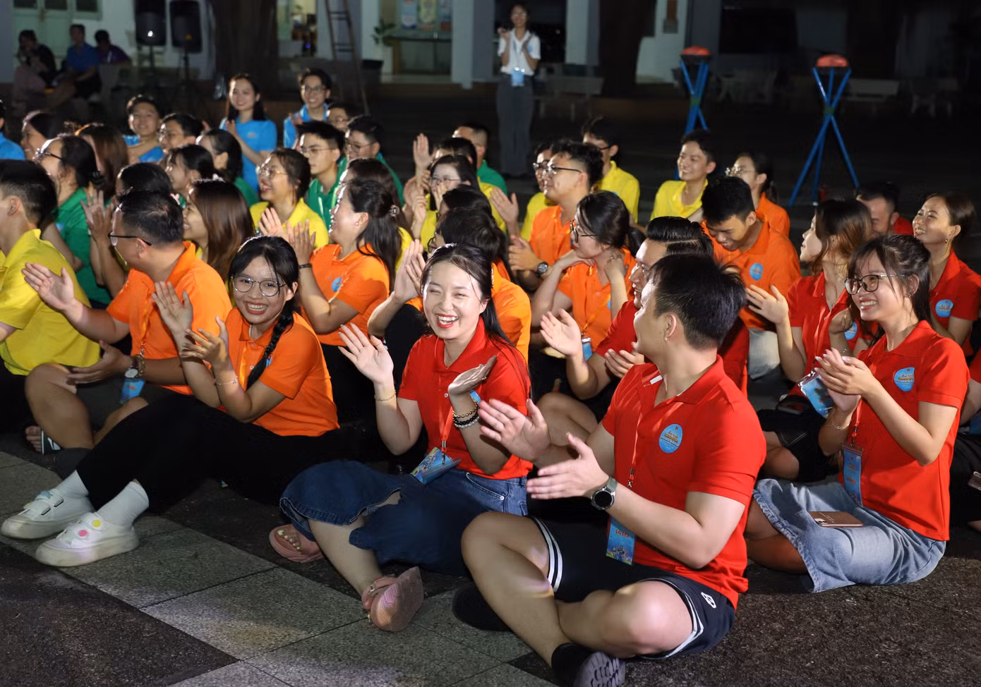 Trong khuôn khổ hội trại, các bạn trẻ còn hăng hái hòa vào không gian hoạt động trao đổi, thảo luận, xây dựng và thuyết trình dự án Nâng cao năng lực ngoại ngữ và hội nhập quốc tế cho thanh thiếu nhi địa phương, đơn vị; tham gia “Cuộc đua kỳ thú” về các kiến thức, kỹ năng hội nhập quốc tế; giao lưu lửa trại...