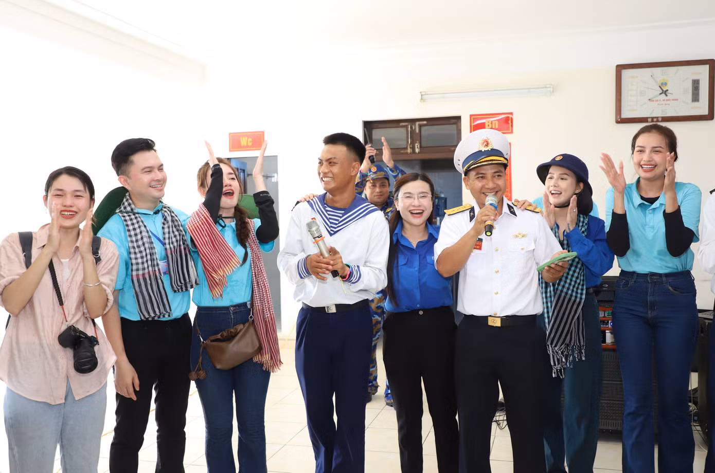 Đoàn cũng mang đến những lời ca tiếng hát gửi tặng quân và dân trên các điểm đảo, nhà giàn. Ảnh: Ngô Tùng