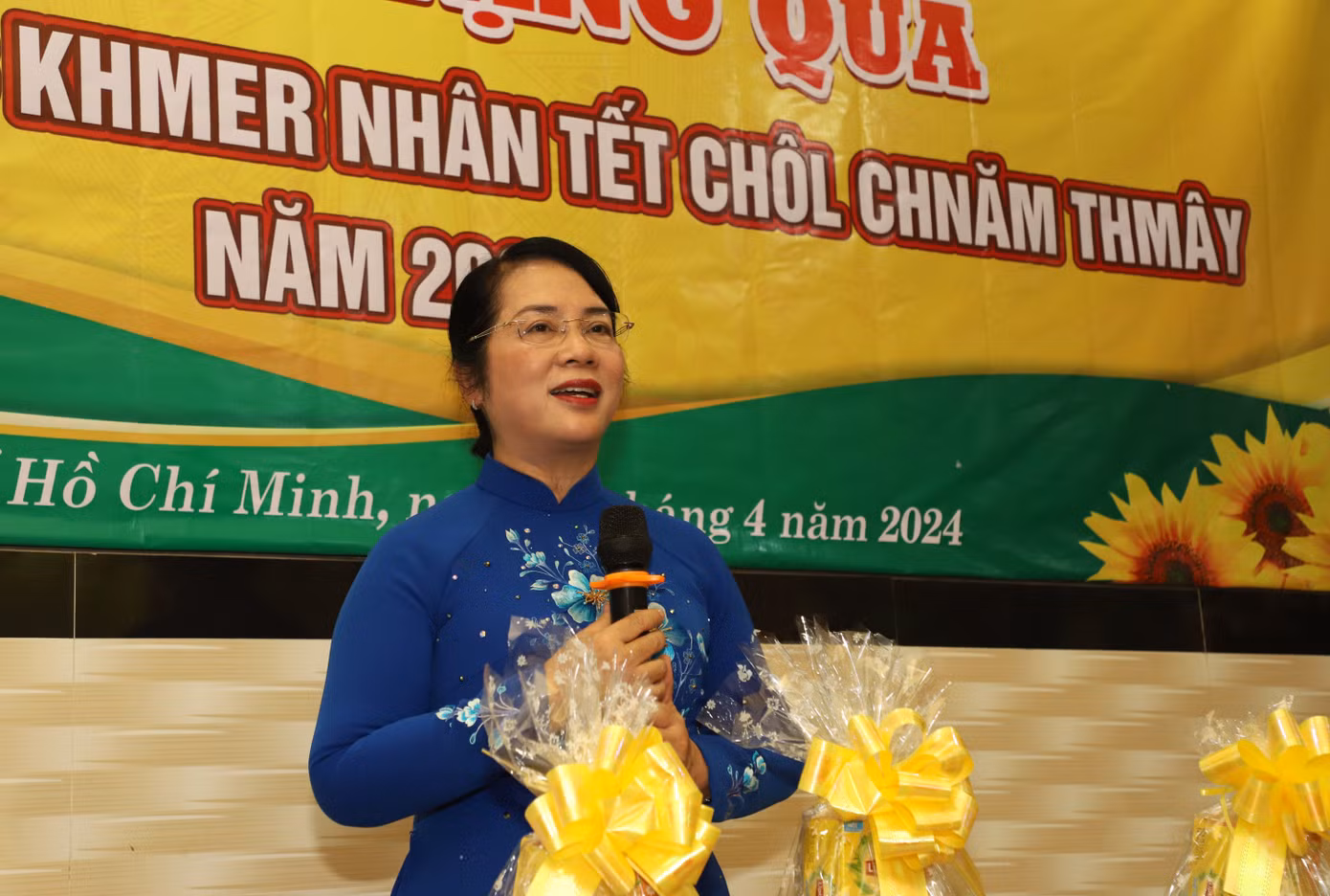 Bà Trần Kim Yến phát biểu chia sẻ nhân dịp Tết cổ truyền của đồng bào Khmer. Ảnh: Ngô Tùng