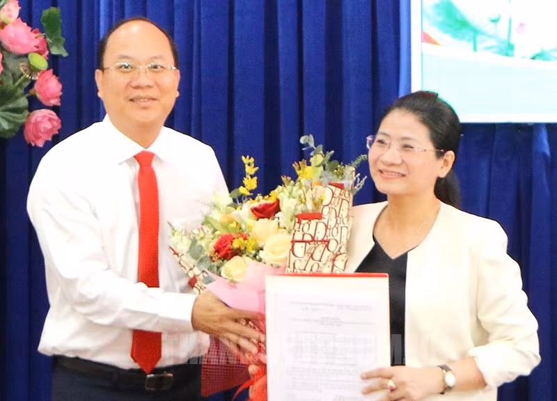 Phó Bí thư Thường trực Thành ủy TPHCM Nguyễn Hồ Hải trao quyết định cho bà Bùi Thị Ngọc Hà. Ảnh: Thành ủy TPHCM.