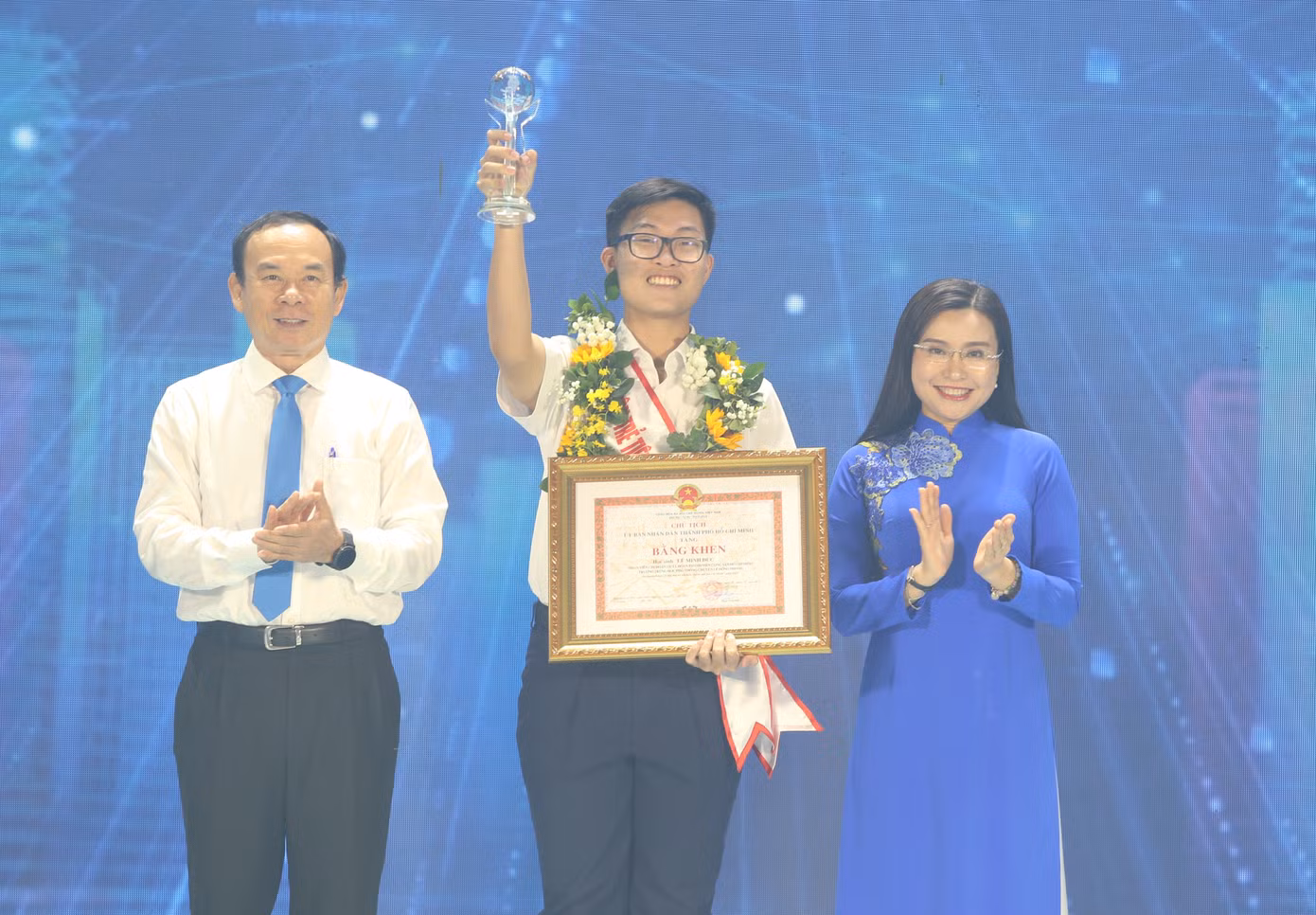 Ủy viên Bộ Chính trị, Bí thư Thành ủy TPHCM Nguyễn Văn Nên cùng Bí thư Trung ương Đoàn Nguyễn Phạm Duy Trang trao bằng khen vinh danh em Lê Minh Đức. Ảnh: Ngô Tùng