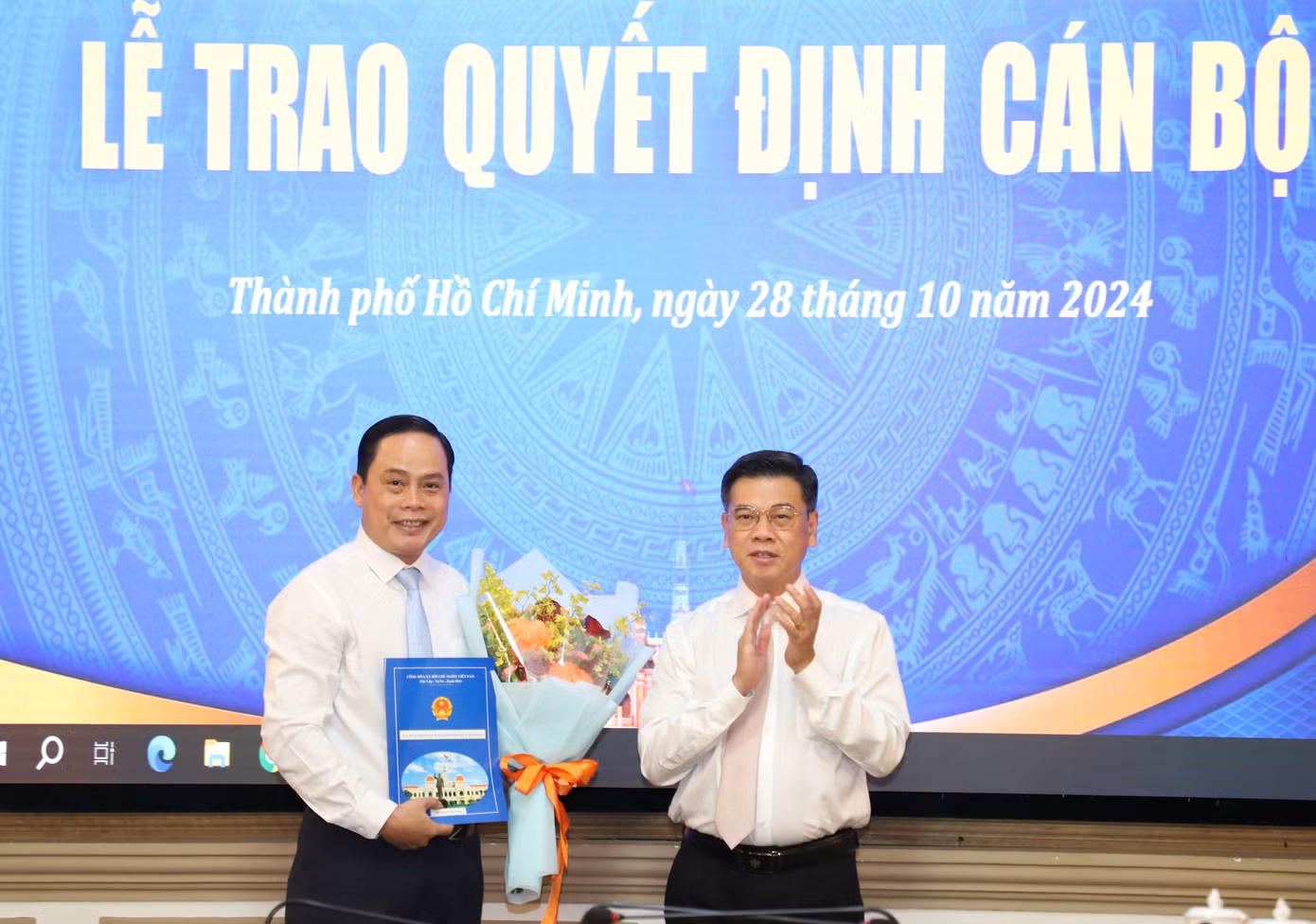 Phó Chủ tịch UBND TPHCM Nguyễn Văn Dũng (phải) trao quyết định cho ông Nguyễn Huy Thắng. Ảnh: Ngô Tùng