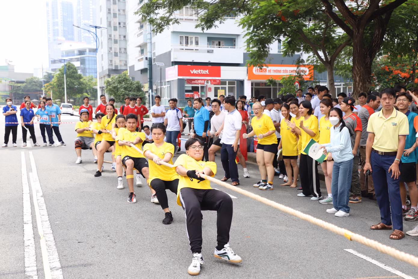 Sau môn thi chạy việt dã, các bạn trẻ tiếp tục tranh tài với nội dung thi kéo co đồng đội nam - nữ.