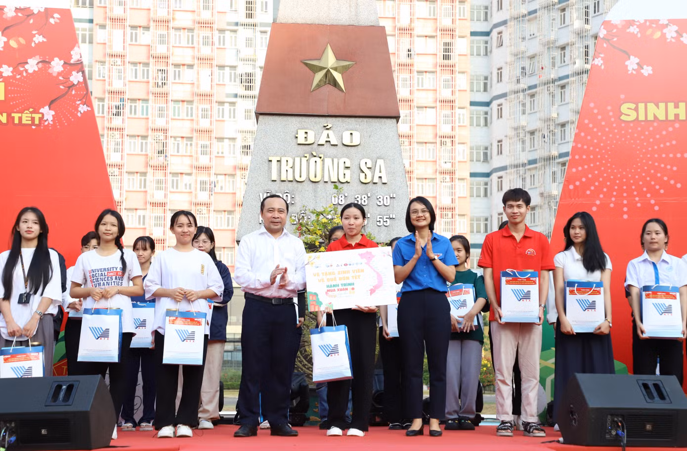 Giám đốc ĐHQG TPHCM Vũ Hải Quân và Phó Bí thư Thành Đoàn, Chủ tịch Hội Sinh viên Việt Nam - chị Trần Thu Hà trao tặng quà, vé xe cho các bạn sinh viên. Ảnh: Ngô Tùng