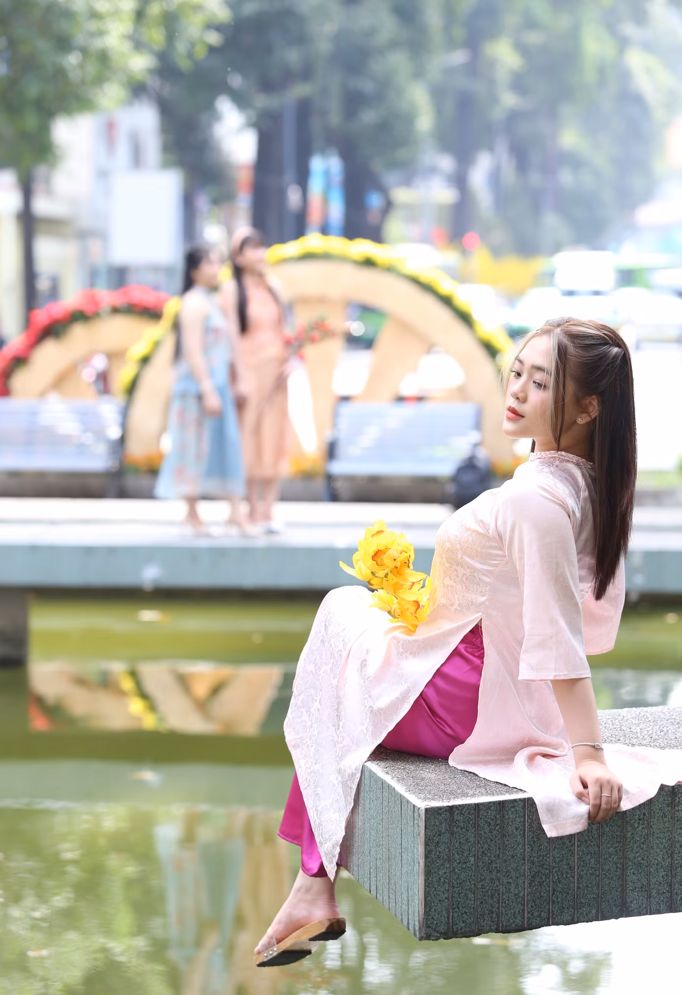 Bạn trẻ khoe nét tươi tắn, xuân sắc.