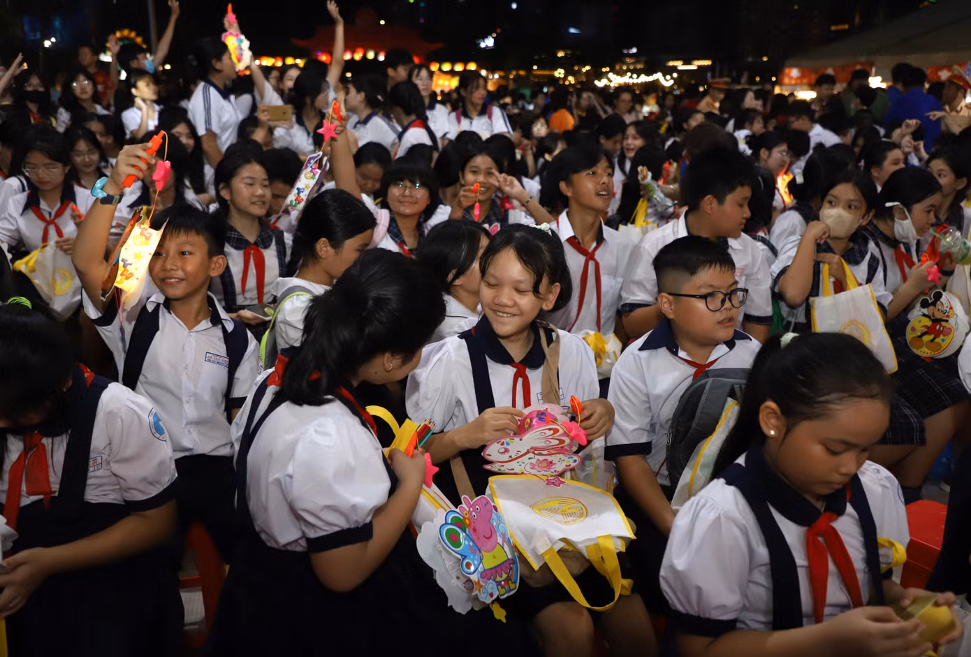 Các bạn nhỏ hân hoan trong hội trăng rằm.