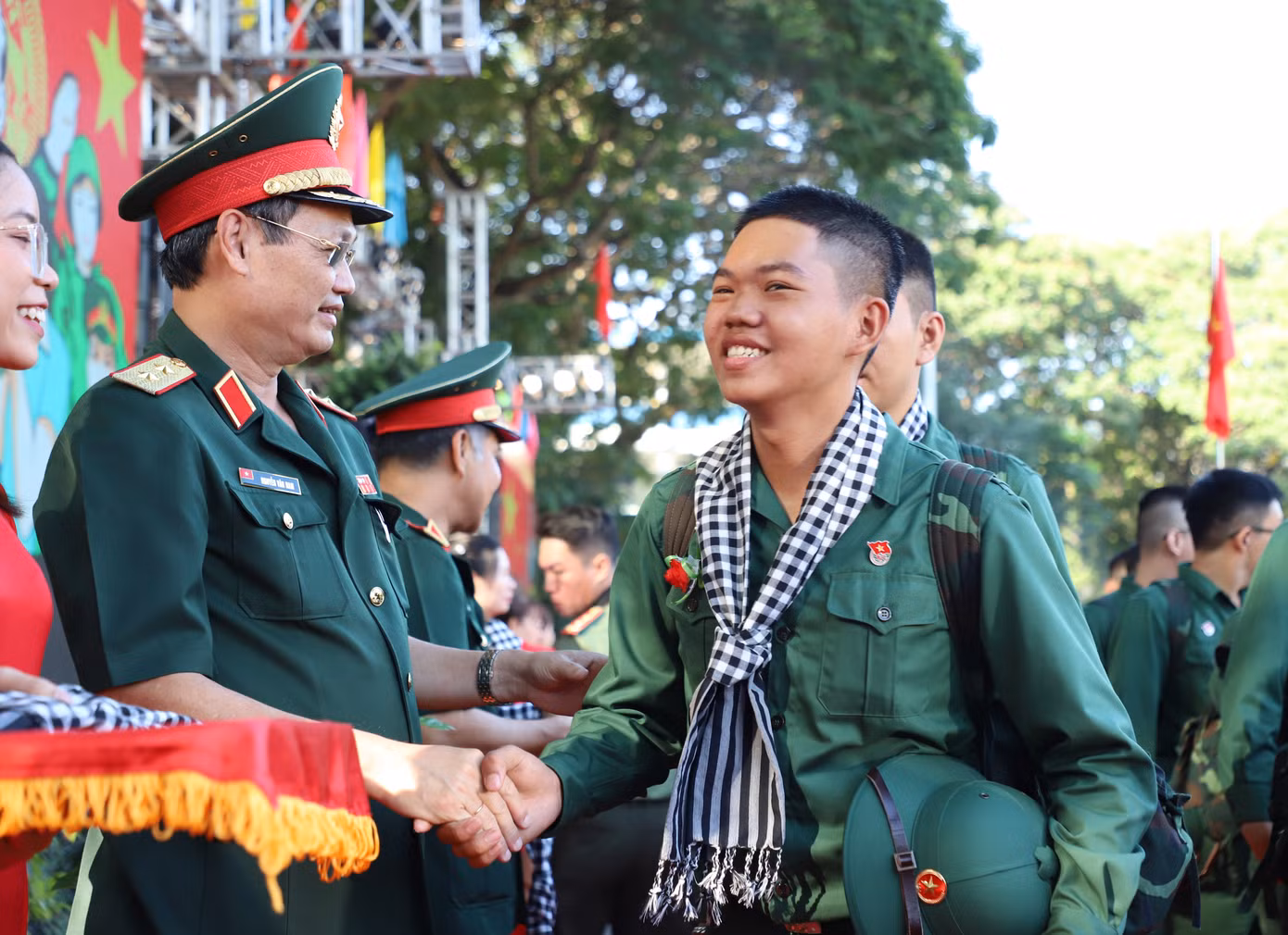 Đại diện các đơn vị nhận quân, Thượng tá Dương Văn Sinh, Phó Tham mưu trưởng Sư đoàn 370, Quân chủng Phòng không – Không quân, bày tỏ vui mừng có dịp đón nhận các con em ưu tú của thành phố về đơn vị và thực hiện nghĩa vụ thiêng liêng của tuổi trẻ - nhiệm vụ bảo vệ Tổ quốc Việt Nam Xã hội chủ nghĩa. "Các đồng chí là những thanh niên trẻ, khỏe, có trình độ và phẩm chất đạo đức, được sinh ra và lớn lên trên quê hương giàu truyền thống cách mạng. Các đồng chí có đủ điều kiện thuận lợi để cống hiến tuổi trẻ, cho sự nghiệp xây dựng và bảo vệ Tổ quốc, tô thắm thêm truyền thống của quê hương cách mạng”, Thượng tá Dương Văn Sinh nói.
