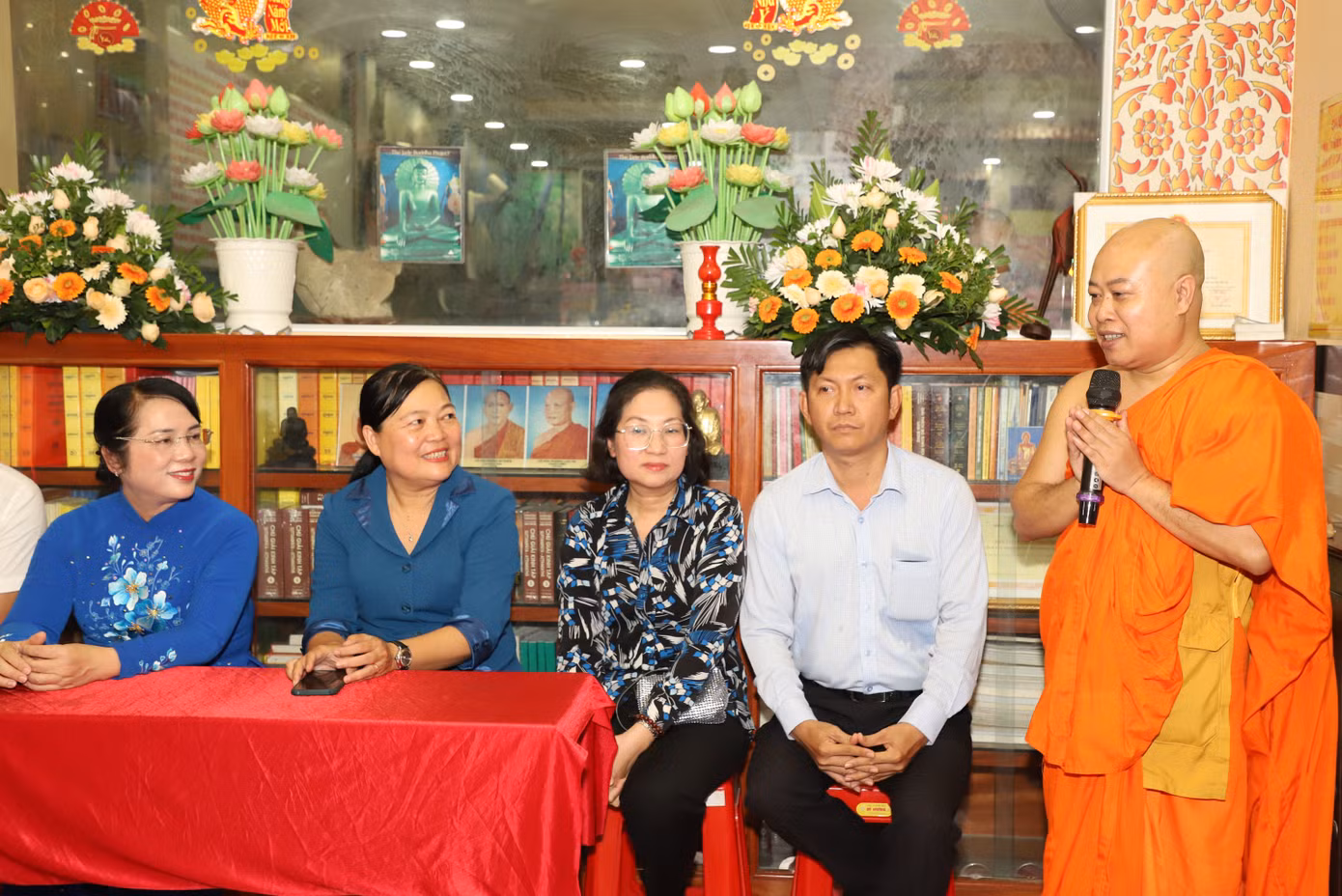 Đại đức Thích Nguyên Trí (bìa phải) gửi lời cám ơn các cấp chính quyền đã quan tâm, chăm lo đến đồng bào Khmer trong dịp Tết cổ truyền Chôl Chnăm Thmây năm nay.