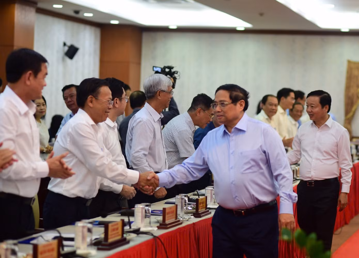 Thủ tướng Phạm Minh Chính gặp gỡ lãnh đạo các ban, ngành TPHCM trước khi bắt đầu buổi làm việc. Ảnh: Quang Huy.