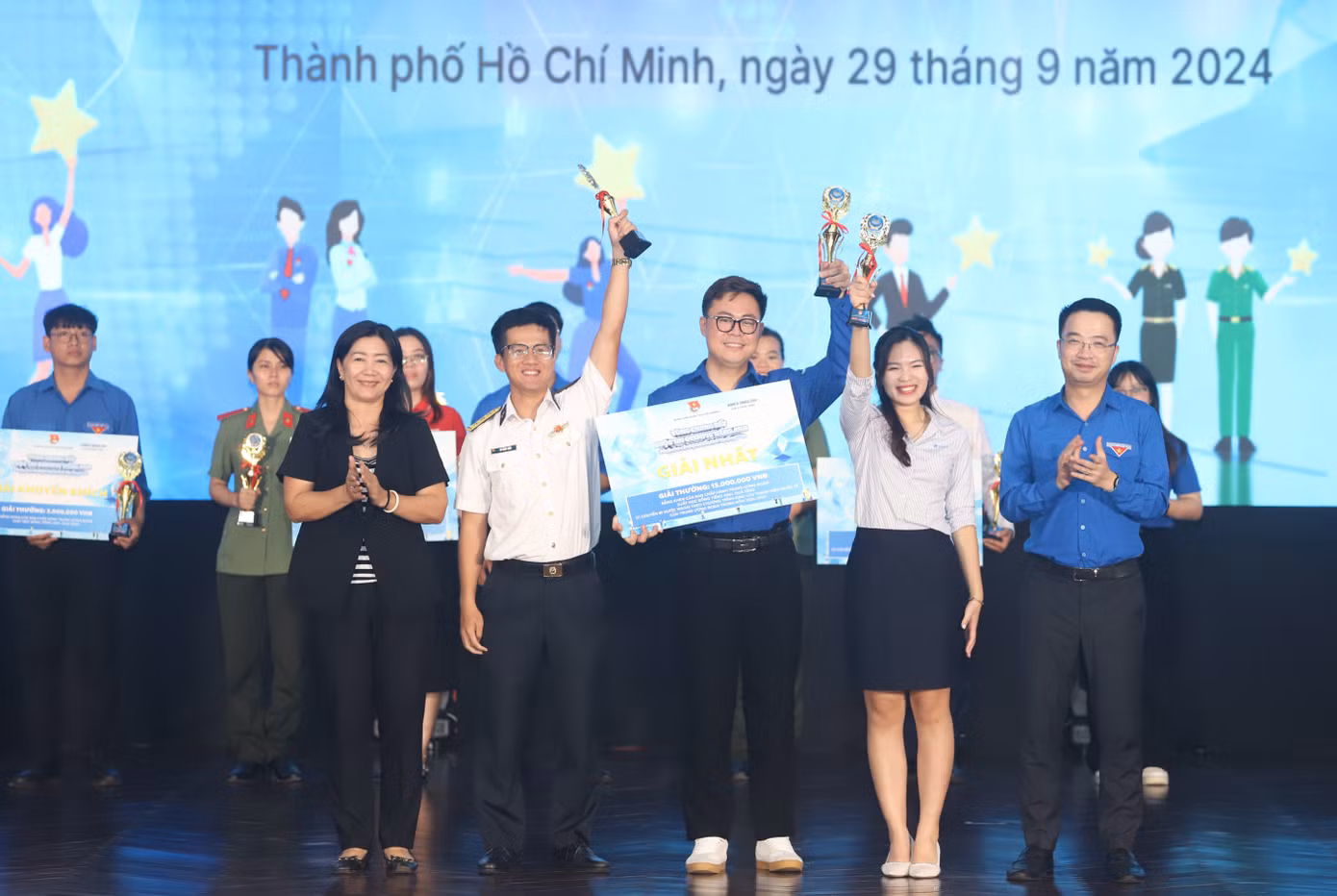 Tại đây, lãnh đạo Trung ương Đoàn đã trao thưởng cúp danh giá, Bằng khen T.Ư Đoàn cùng các tặng thưởng giá trị dành cho các đội thi/ cá nhân xuất sắc nhất ở hai sân chơi: cuộc thi Olympic tiếng Anh dành cho cán bộ trẻ lần thứ VI và vòng Chung kết cuộc thi Giọng hát ngoại ngữ dành cho cán bộ Đoàn, Hội, Đội toàn quốc lần thứ II.