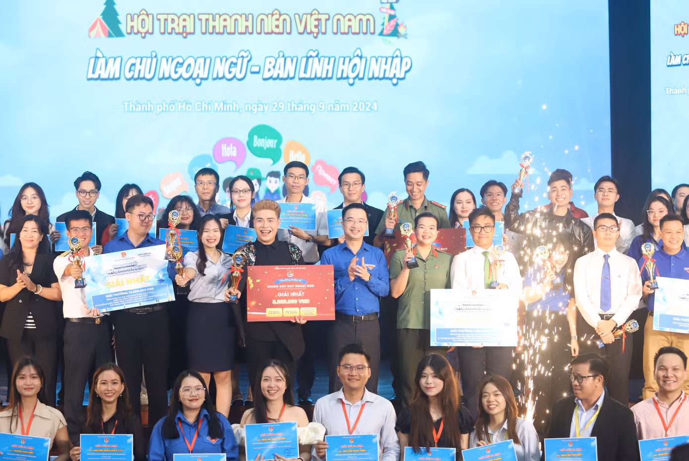 Các vị lãnh đạo chụp ảnh lưu niệm với các đại biểu tham gia Hội trại Thanh niên Việt Nam 2024.