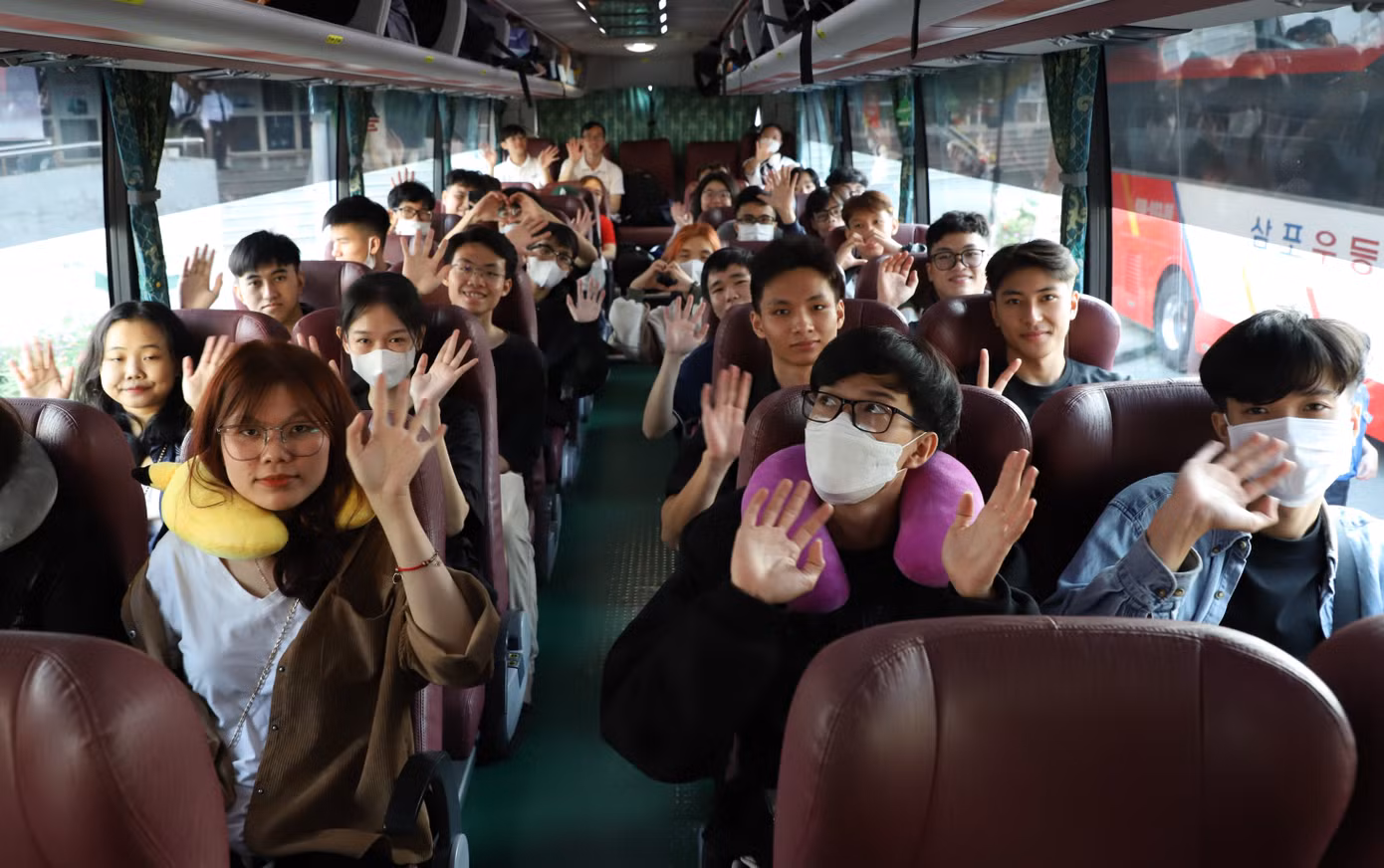 Bạn trẻ trên hành trình về quê ăn tết cùng người thân.