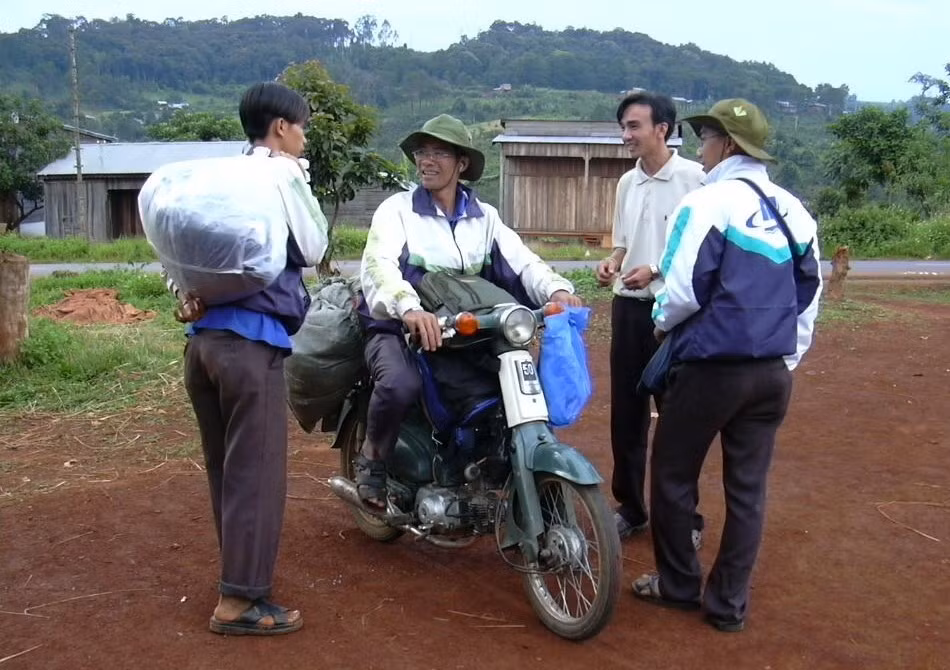 Anh Lê Xuân Sinh (thứ hai từ trái qua) thời điểm làm Chỉ huy trưởng chiến dịch tình nguyện Mùa hè xanh tại Đắk Nông năm 2004. Ảnh: NVCC