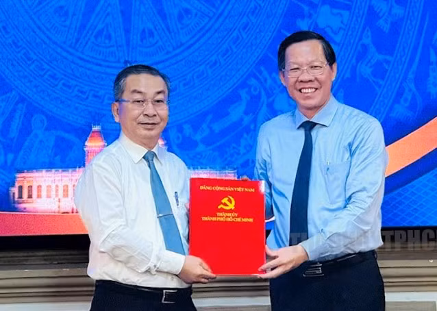 Chủ tịch UBND TPHCM Phan Văn Mãi (bên phải) trao quyết định cho ông Võ Ngọc Quốc Thuận. Ảnh: Thành ủy TPHCM.