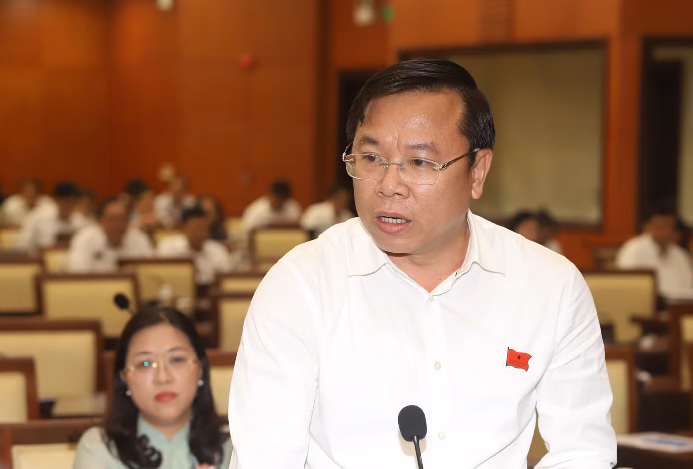 Bí thư Quận ủy Bình Tân Huỳnh Khắc Điệp nêu vấn đề tại phiên thảo luận. Ảnh: Ngô Tùng.