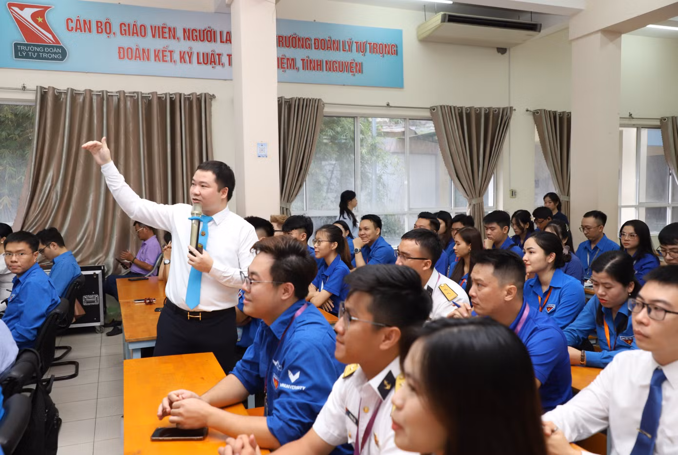 Mở màn hội trại vào sáng 28/9 là tọa đàm chủ đề “Nâng cao năng lực hội nhập quốc tế cho thanh thiếu niên Việt Nam”. Đây là diễn đàn thiết thực để các diễn giả và bạn trẻ cùng thảo luận, sẻ chia những phương pháp, sân chơi thực hành ngoại ngữ - đặc biệt là tiếng Anh trong từng cơ quan, đơn vị, địa bàn hoạt động.
