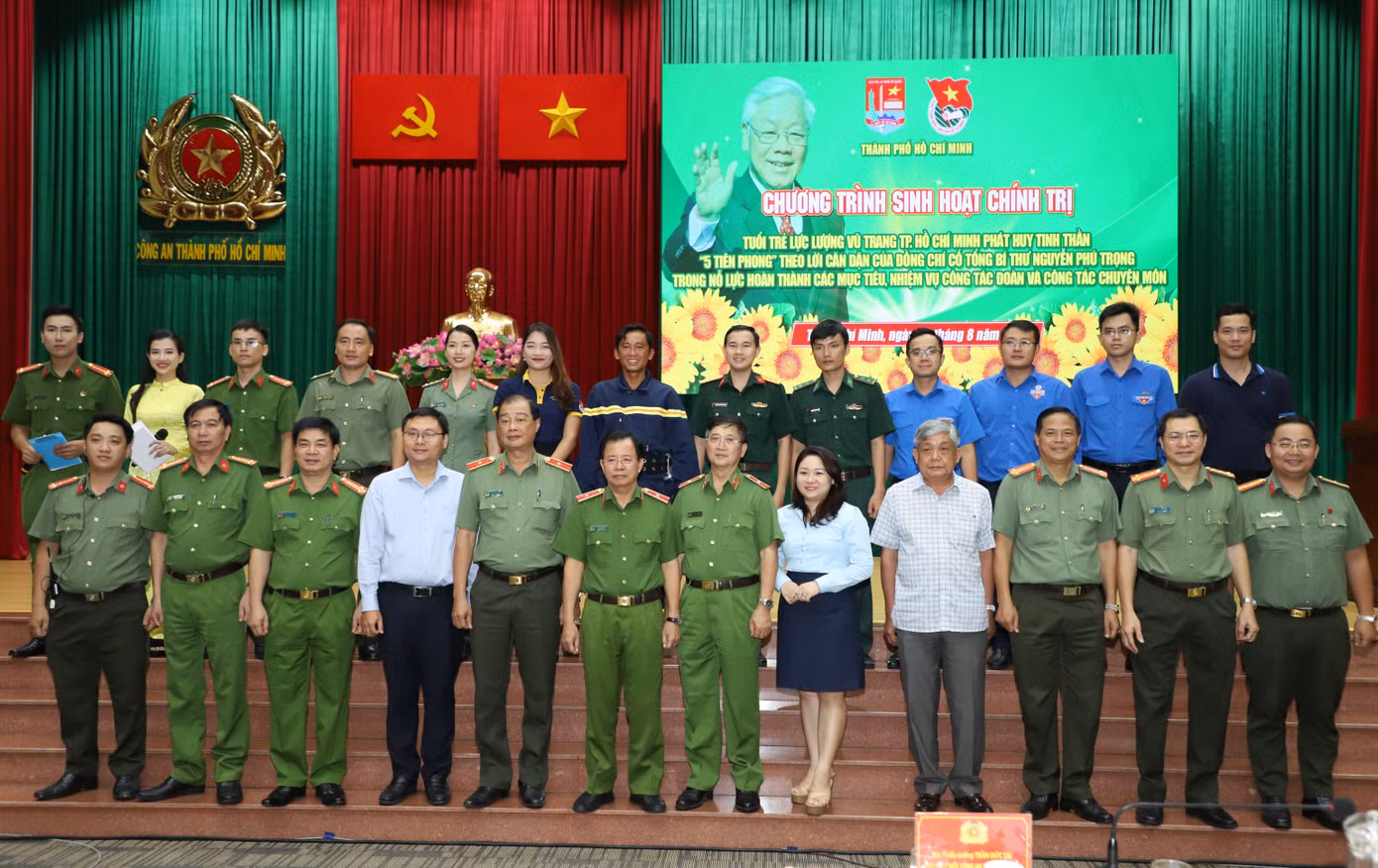 Đại diện lãnh đạo Bộ Công an, Công an TPHCM và Thành Đoàn TPHCM chụp ảnh lưu niệm cùng các cán bộ, chiến sĩ, đoàn viên thanh niên. Ảnh: Ngô Tùng