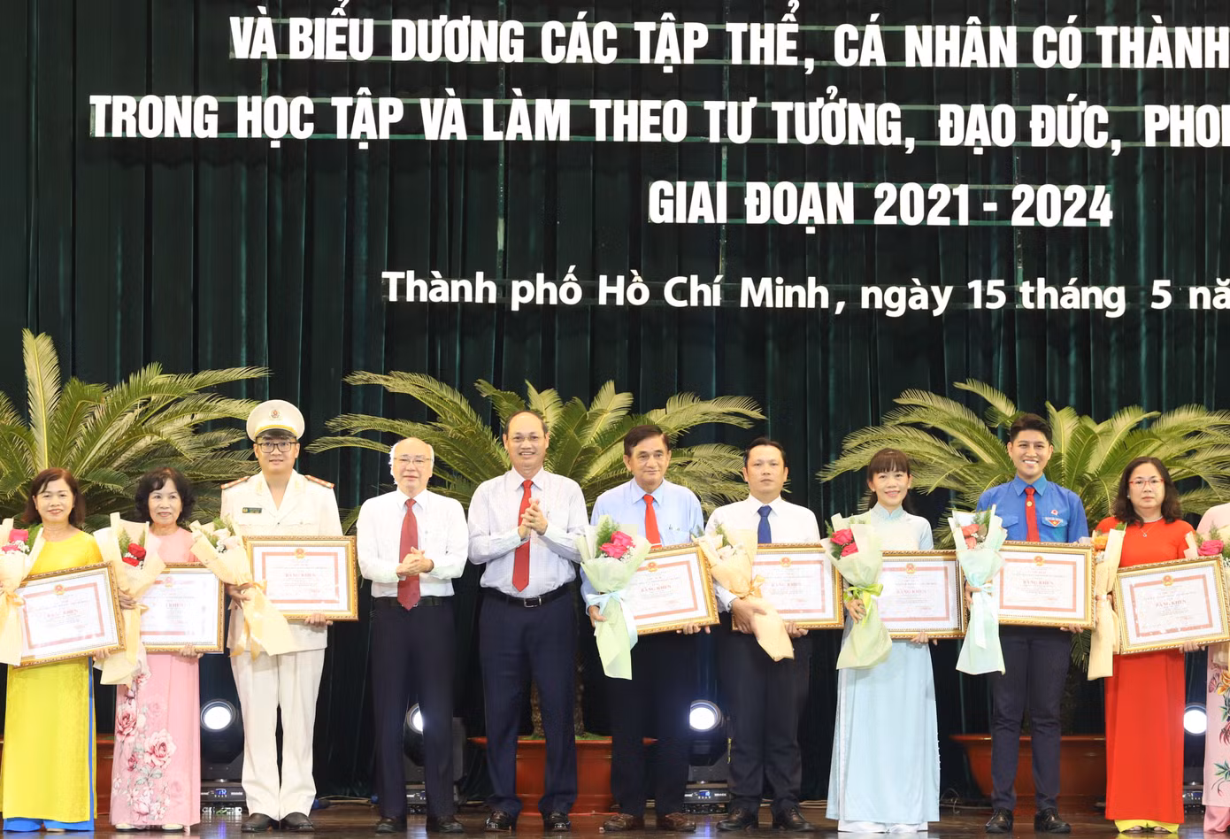 Anh Quốc Huy (thứ hai từ phải qua) cùng các cá nhân tiêu biểu tại buổi lễ biểu dương. Anh Quốc Huy (thứ hai từ phải qua) cùng các cá nhân tiêu biểu tại buổi lễ biểu dương.