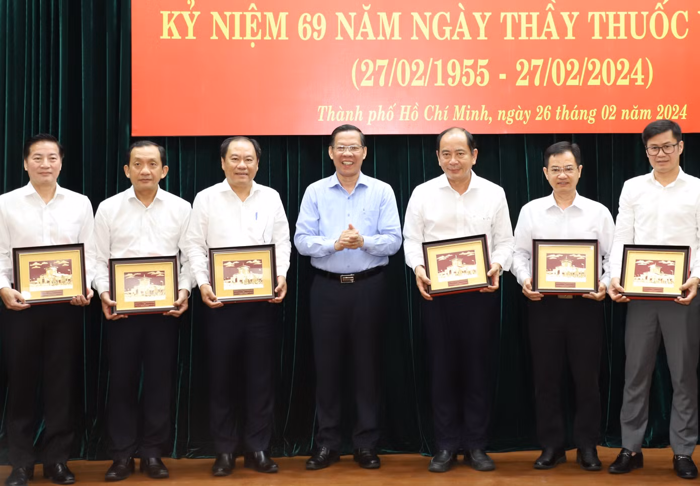 Chủ tịch Phan Văn Mãi khen thưởng các cán bộ lãnh đạo ngành y thành phố.