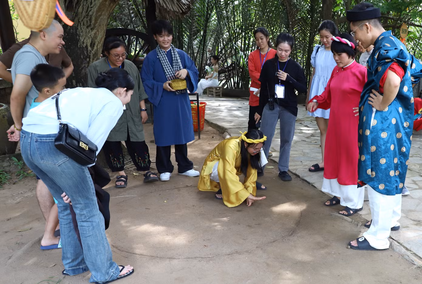 Môn bắn bi cũng người chơi "xuyên không" về với một thời thơ ấu đầy kỷ niệm cùng chúng bạn.