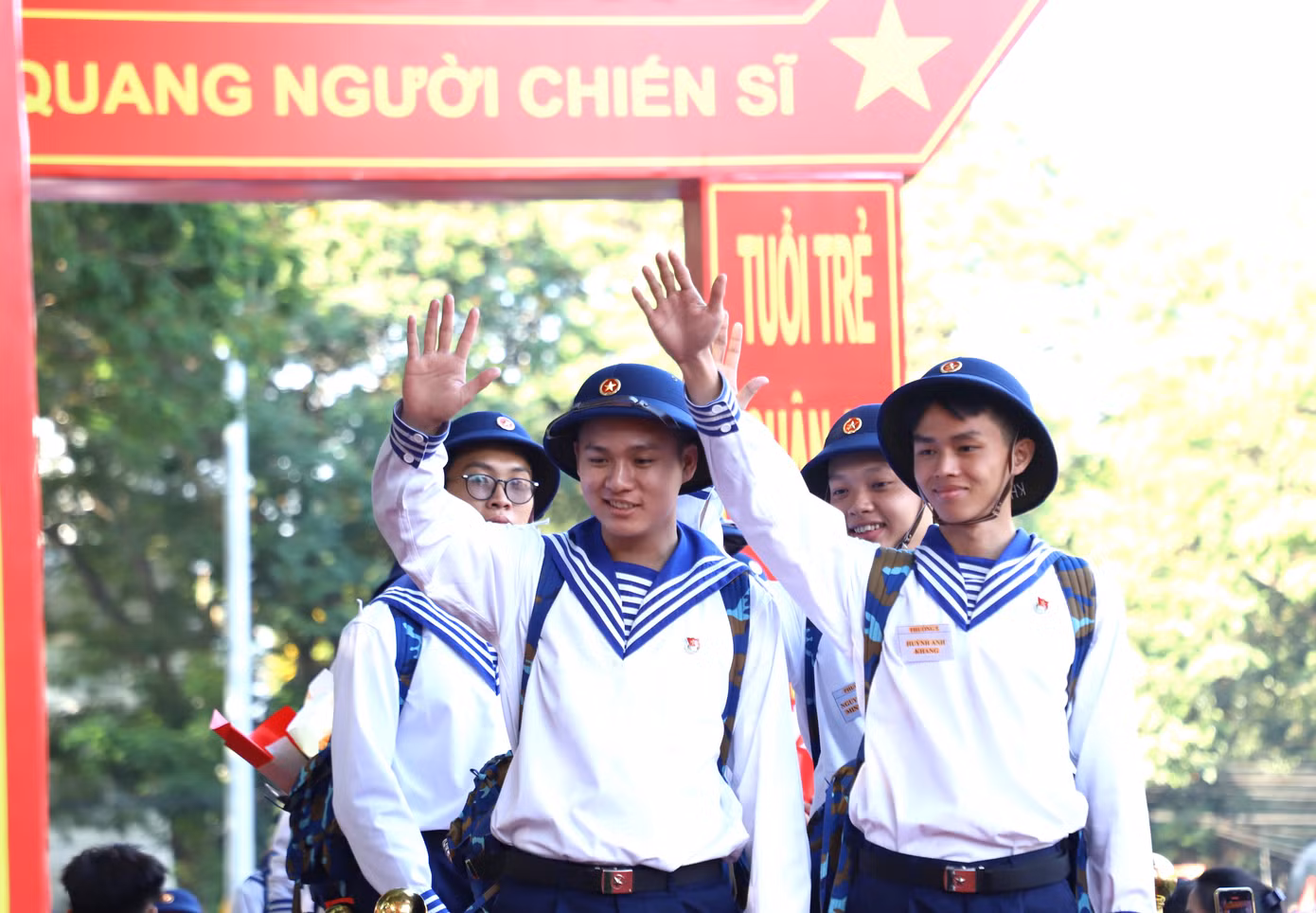 Các thanh niên thực hiện nghĩa vụ tại đơn vị thuộc Quân chủng Hải quân rạng rỡ vẫy chào trước lúc lên xe về đơn vị.