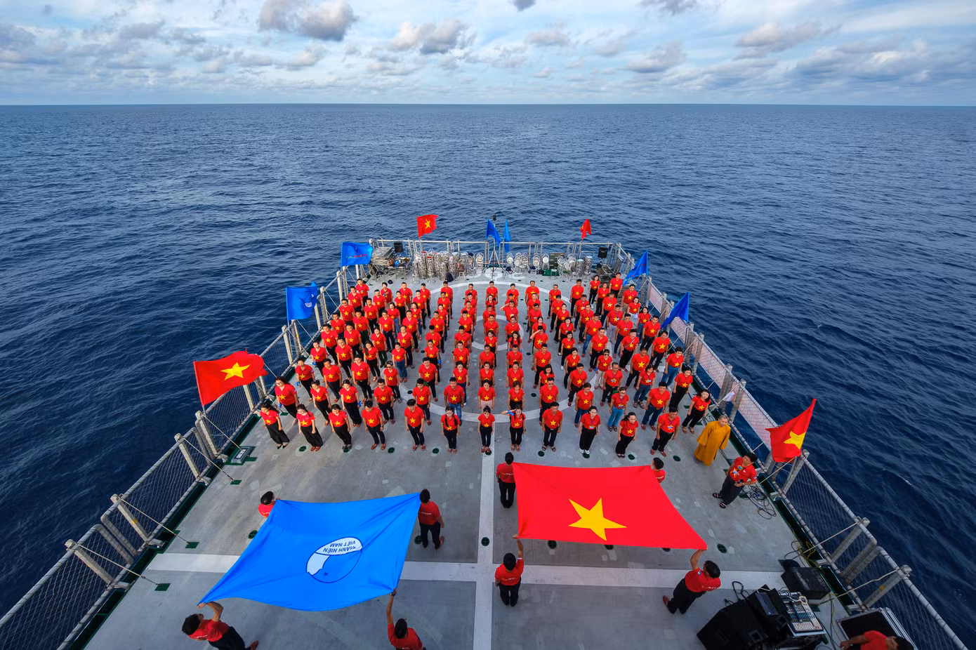 Các thành viên trang nghiêm thực hiện nghi thức chào cờ giữa biển trời Trường Sa của Tổ quốc. Ảnh: Nguyễn Hiền