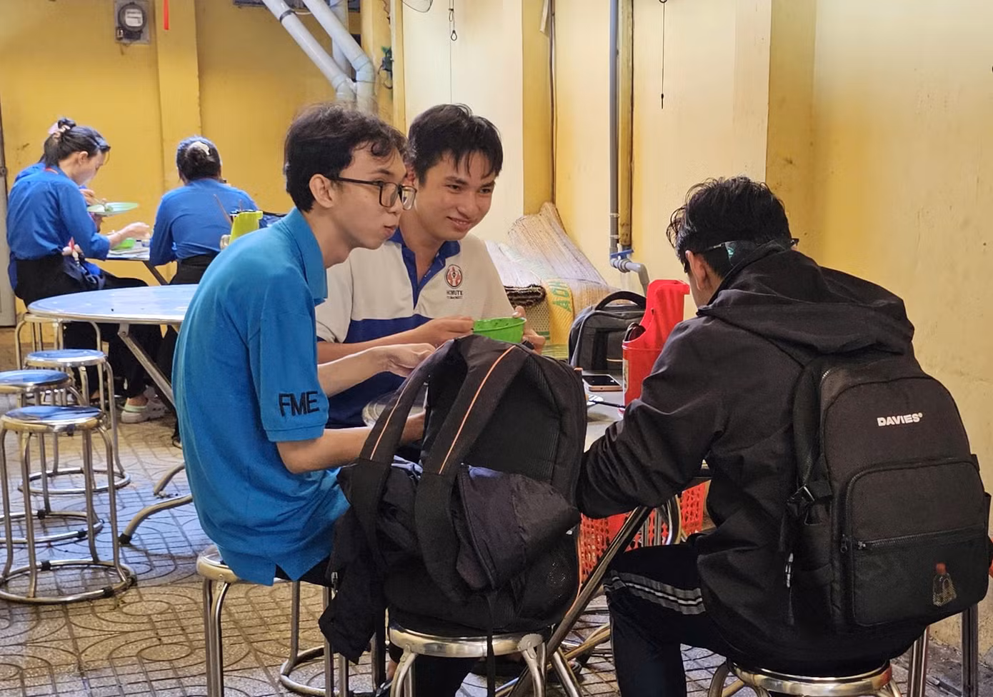 Ngày đầu tuần, Trần Lê Thiên Ân (sinh viên Đại học Sư phạm Kỹ thuật TPHCM) đến chùa ăn cơm sau giờ học ở trường. Ân nói bản thân đã đến đây một vài lần trong những dịp lễ tết, ngày rằm, có khi đi cùng người thân. "Những bữa cơm cũng giúp tụi mình đỡ được một phần chi phí sinh hoạt trong thời gian đi học xa nhà", chàng sinh viên quê Bình Thuận chia sẻ thêm.