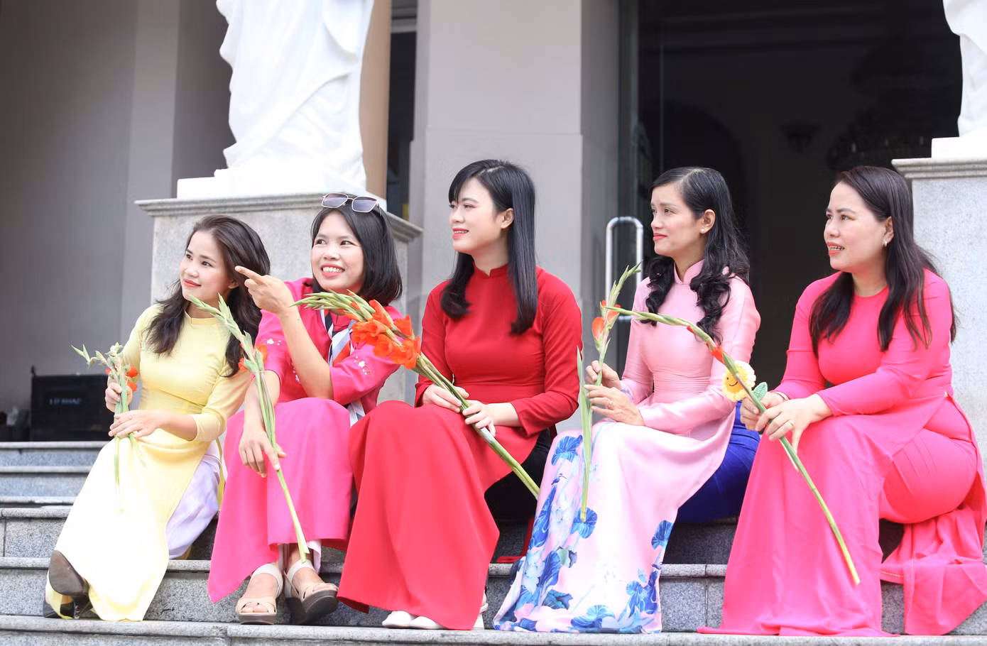 Trong hương xuân rộn rã, nhóm nữ đồng nghiệp đang công tác tại nhiều cơ quan báo chí cùng chụp hình Tết ở những địa điểm quen thuộc.