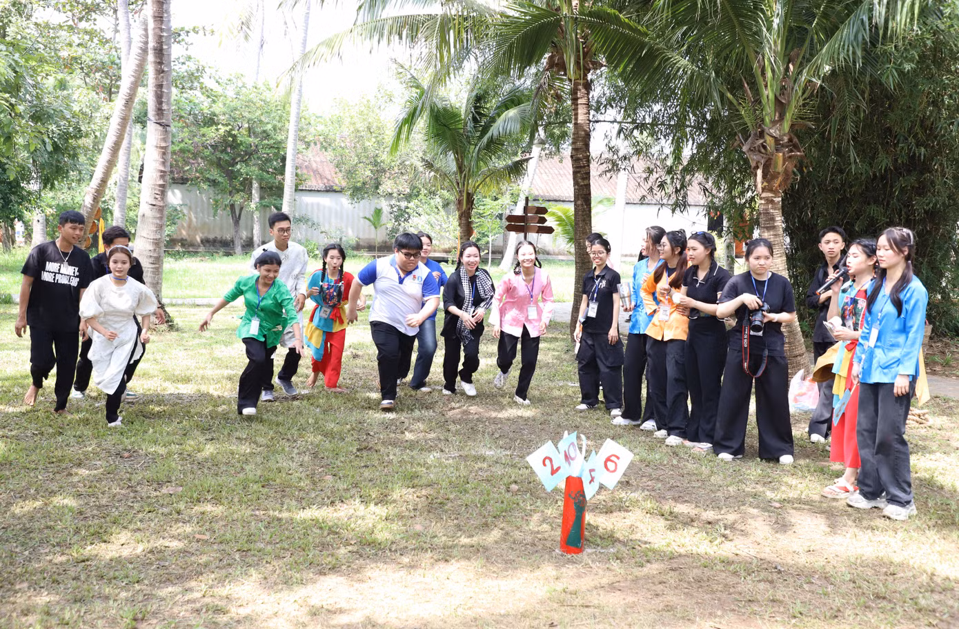Ngoài tính chất giải trí vui nhộn, các trò chơi còn giúp bạn trẻ rèn luyện khả năng nhanh nhẹn, khéo léo, góp phần cố kết tinh thần đồng đội, tinh thần đoàn kết trong một tập thể.