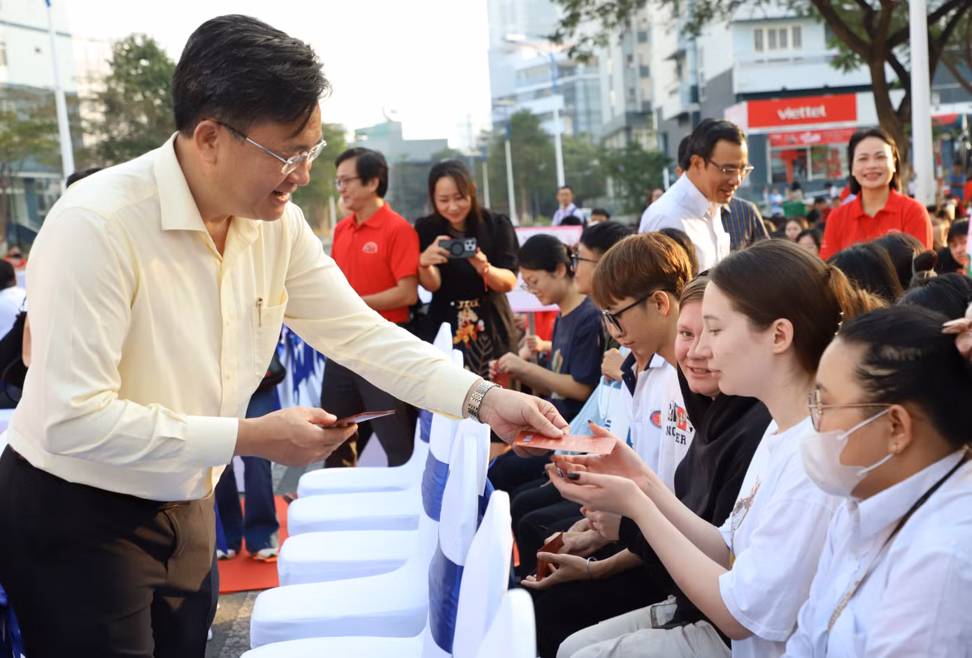 Các bạn sinh viên quốc tế nhận bao lì xì từ lãnh đạo ĐHQG TPHCM.