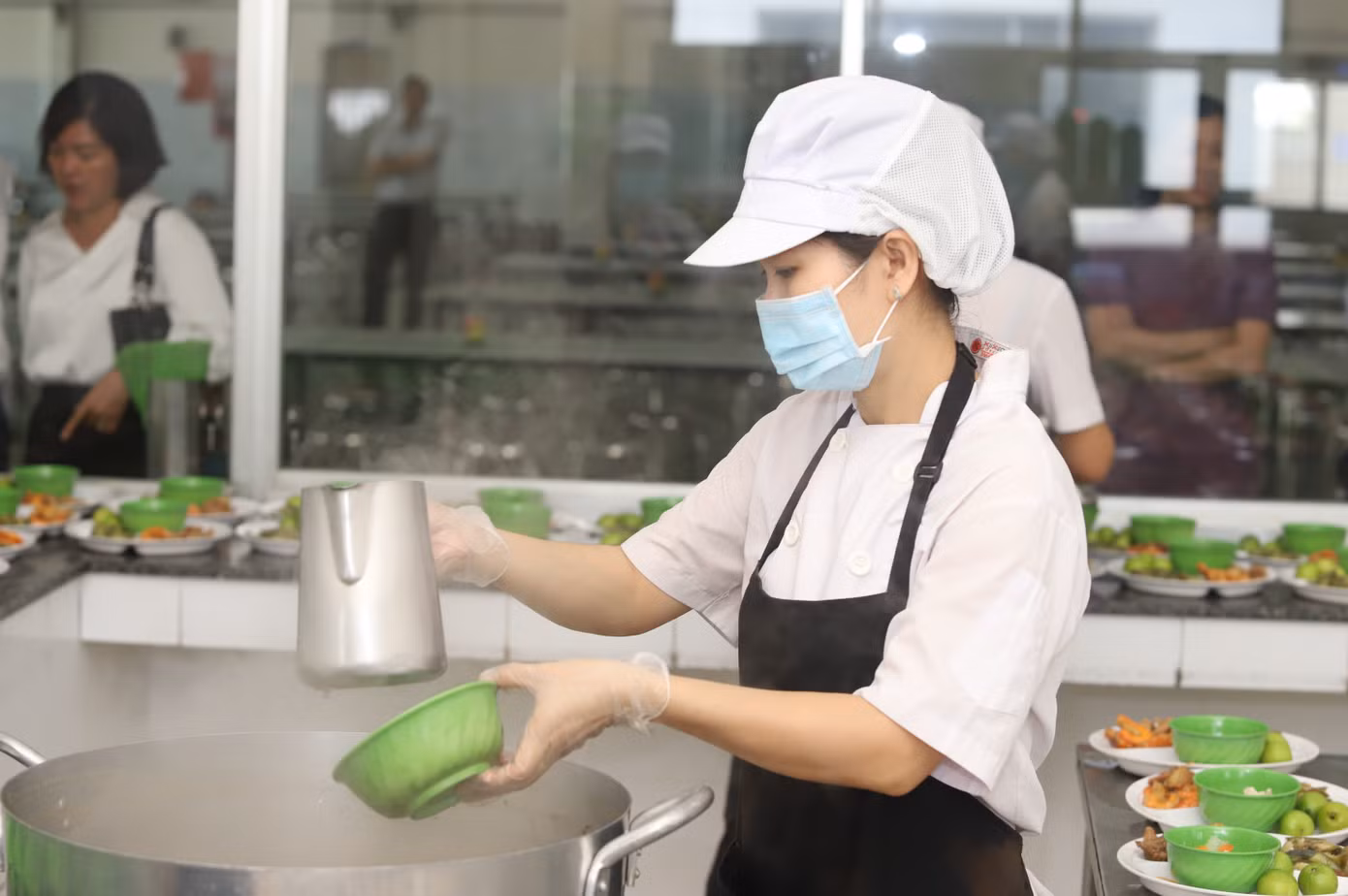 Thực phẩm được chế biến và sử dụng mới mỗi ngày, đảm bảo chế độ lưu mẫu theo quy định.