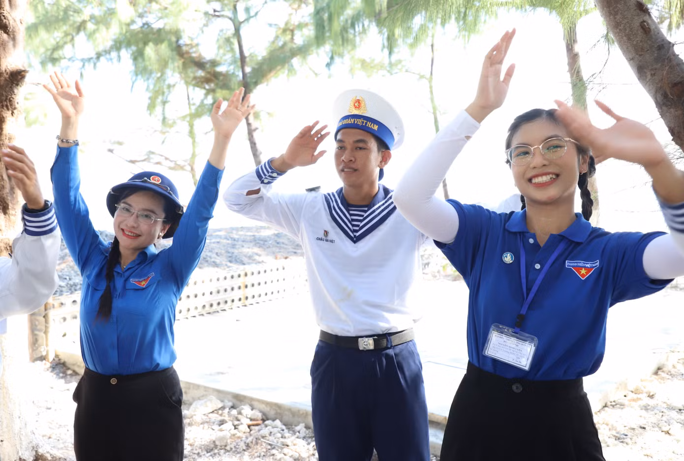 Minh Uyên (phải) sôi nổi tham gia giao lưu với các chiến sĩ tại đảo Song Tử Tây.