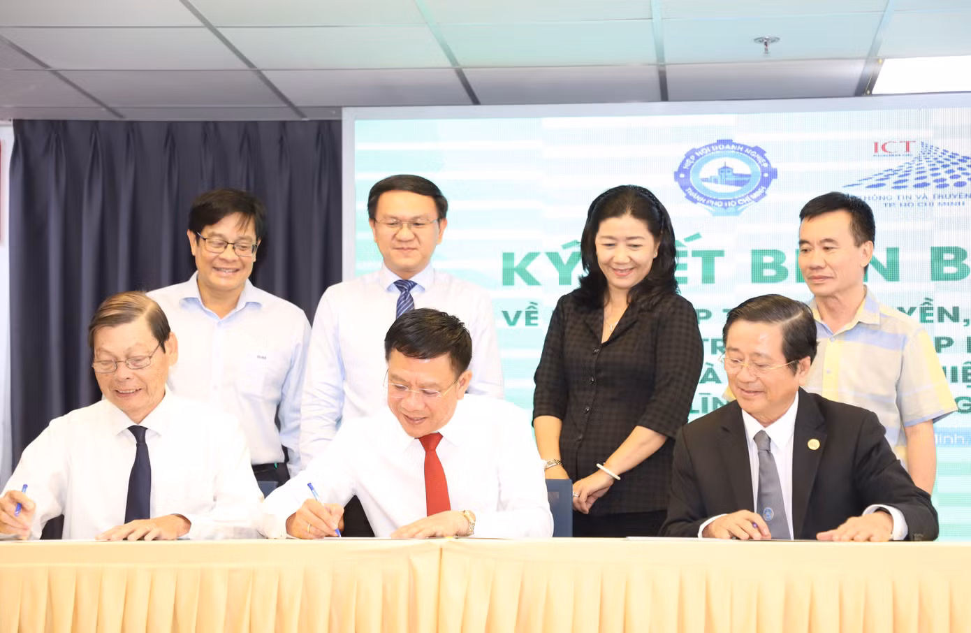 Dịp này, Sở TT&amp;TT ký kết phối hợp với Đoàn Luật sư TPHCM và Hiệp hội Doanh nghiệp TPHCM trong công tác phối hợp tuyên truyền, giáo dục pháp luật, tư vấn, trợ giúp pháp lý cho người dân và doanh nghiệp trong lĩnh vực TT&amp;TT. Ảnh: Ngô Tùng