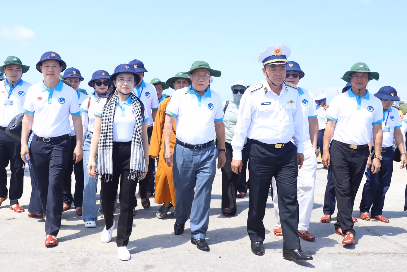 Đoàn công tác đến thăm, động viên quân, dân đảo Song Tử Tây ngày cuối tháng 4 lịch sử. Ảnh: Ngô Tùng