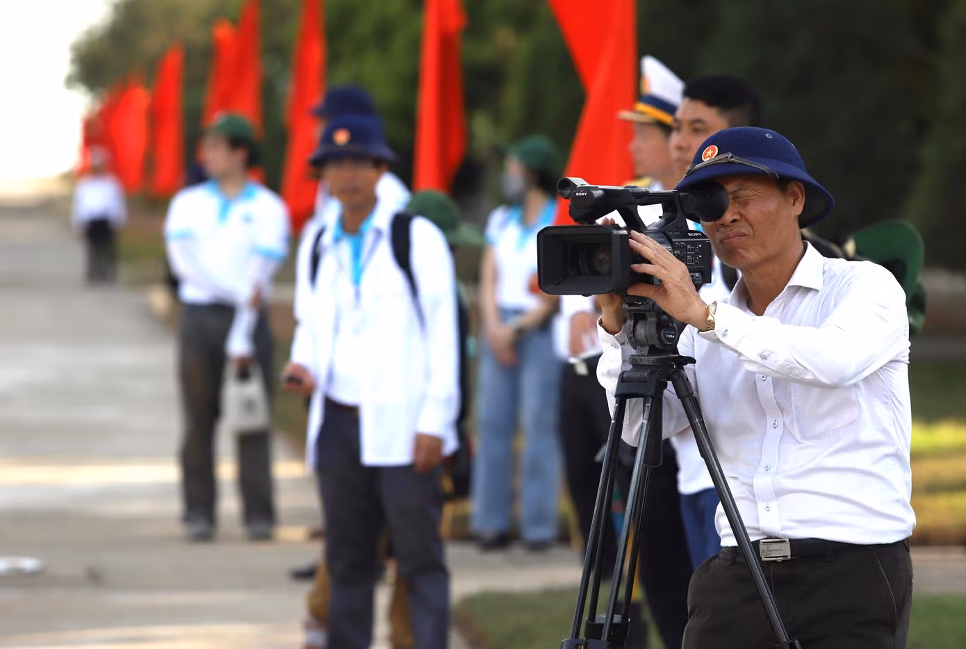 Để hoàn thành nhiệm vụ, anh Cần nỗ lực làm tốt công việc của người biên tập và quay phim. Nam phóng viên ưu tiên ghi hình, lắng nghe và ghi chép khi có thể. Bên cạnh đó anh cũng ghi âm các buổi làm việc chính thức; nghiên cứu, đọc thêm tài liệu nơi mình sẽ đến hoặc sau chuyến đi... “Đối với các hoạt động bên ngoài, tôi phải linh hoạt tìm nhân vật, sự kiện, nhân chứng, đồng thời nhờ thêm sự hỗ trợ của phóng viên các đài, các báo", anh cho biết thêm.