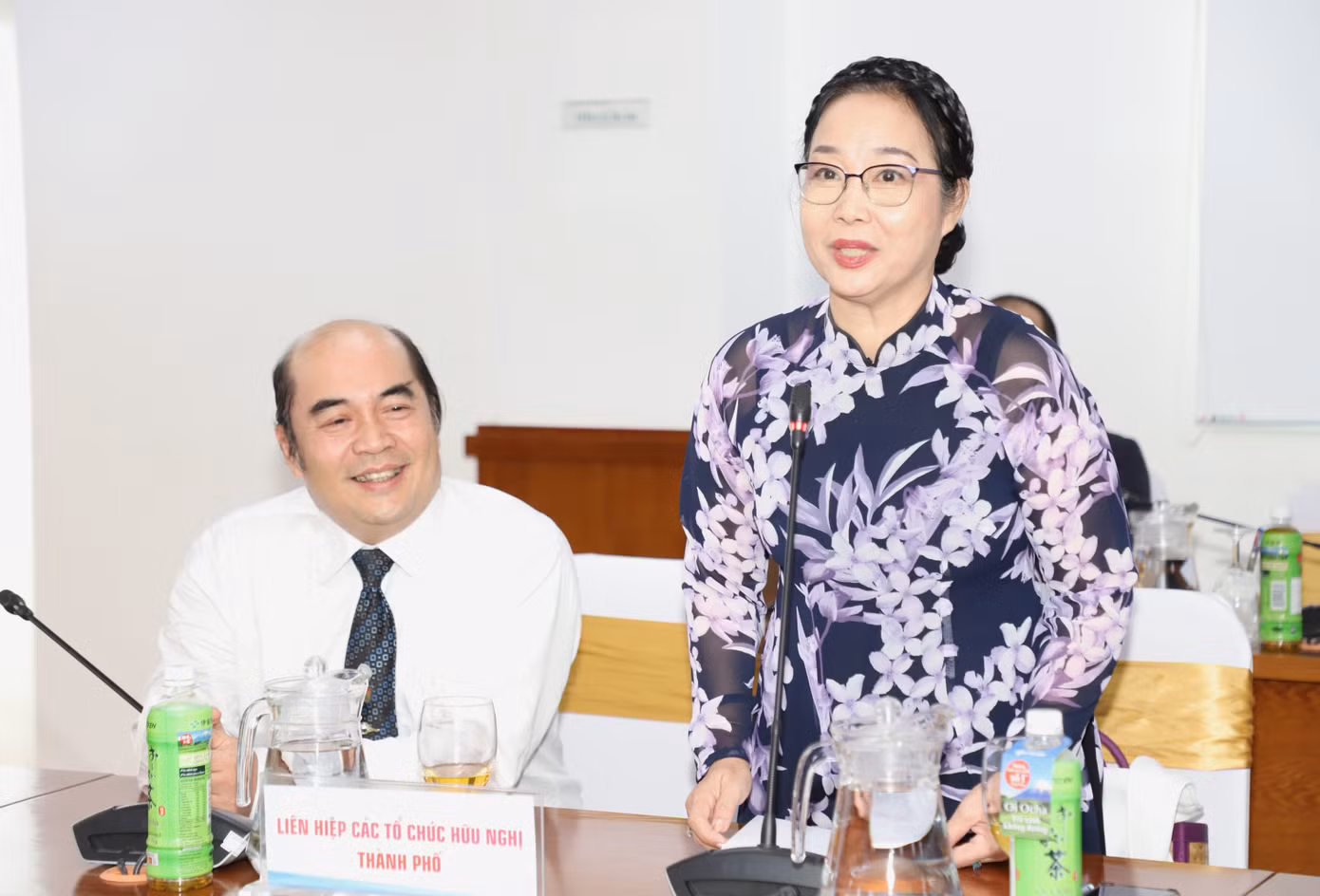 Bà Huỳnh Ngọc Vân thông tin các hoạt động văn hóa, giao lưu tại lễ hội năm nay. Ảnh: Ngô Tùng