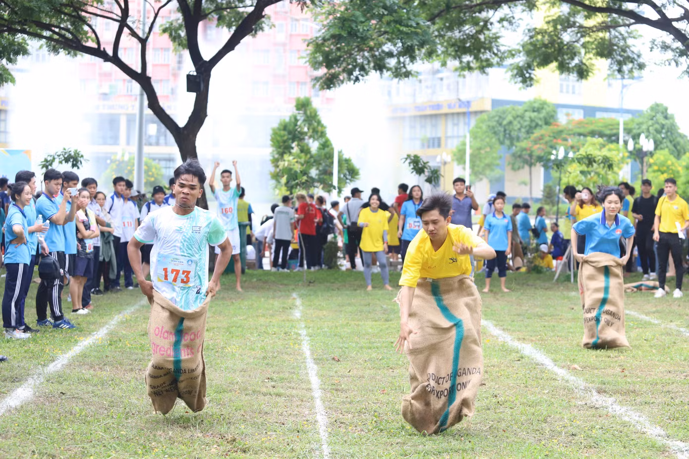 Nhảy bao bố là môn thi đấu cuối trong ngày hội. Đây là nội dung tranh tài hết sức vui nhộn và cũng không kém phần gay cấn với các bạn trẻ.